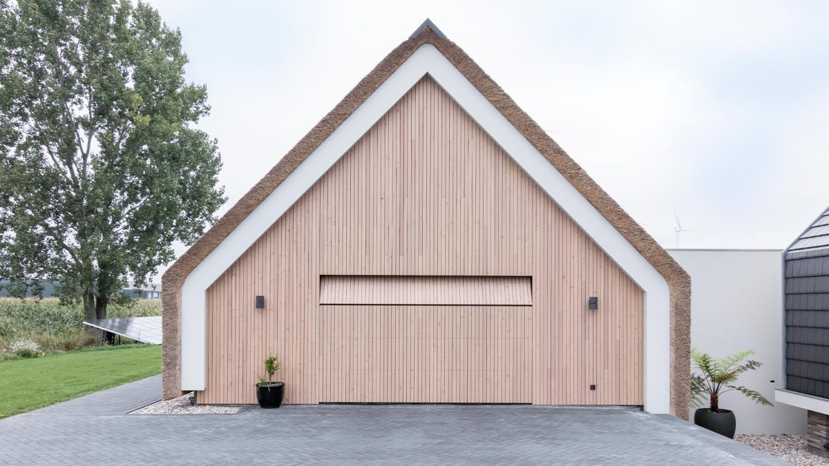 Licht houten sectionaaldeur van Different Doors