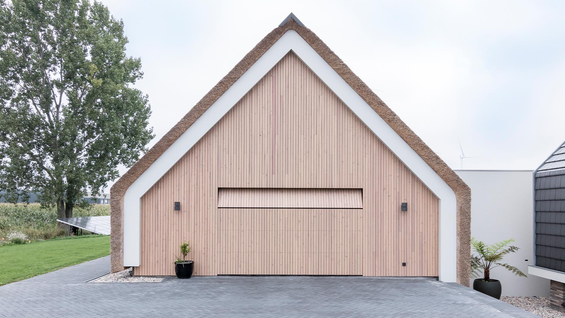 Licht houten sectionaaldeur van Different Doors