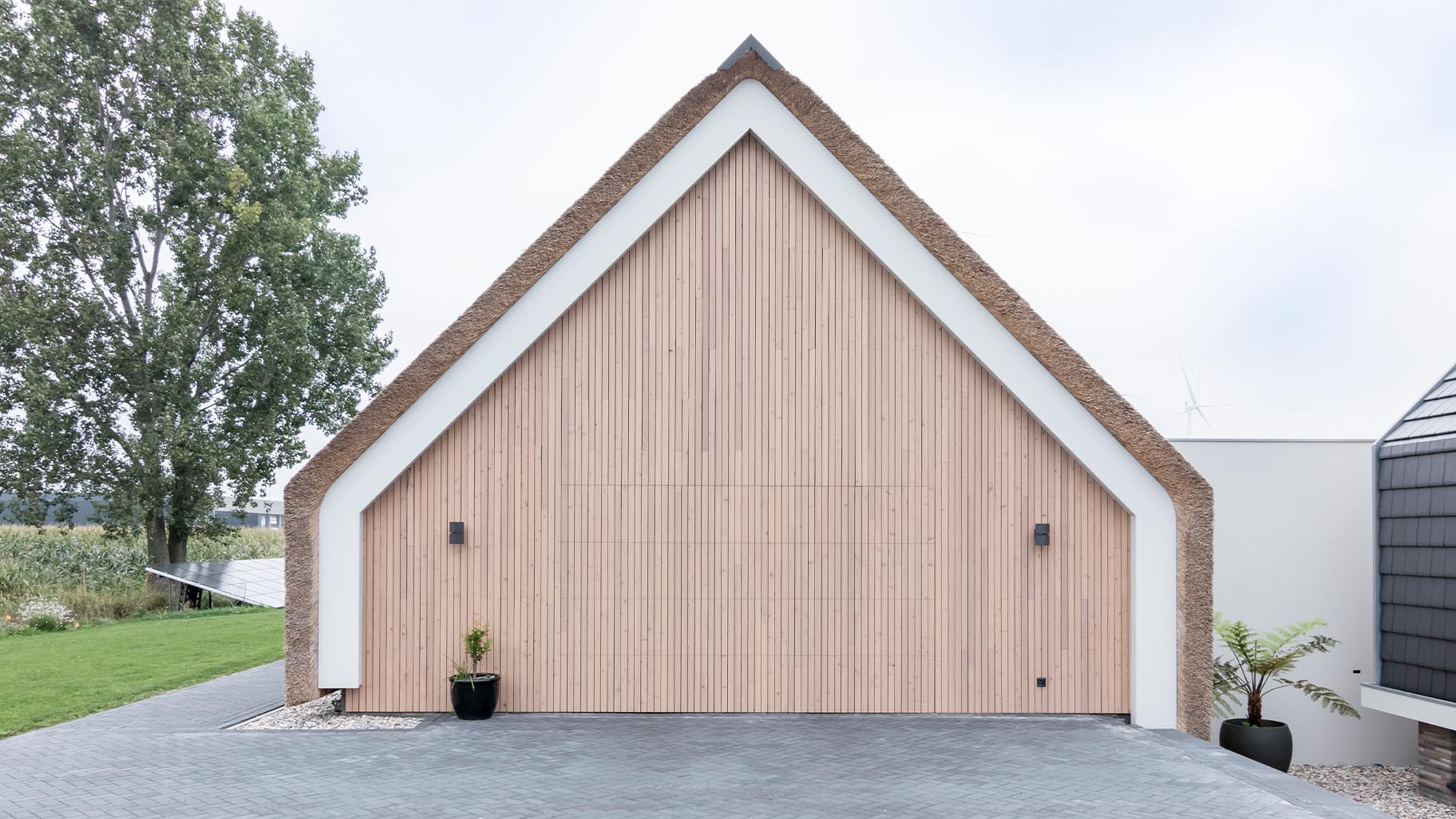 Licht houten sectionaaldeur van Different Doors