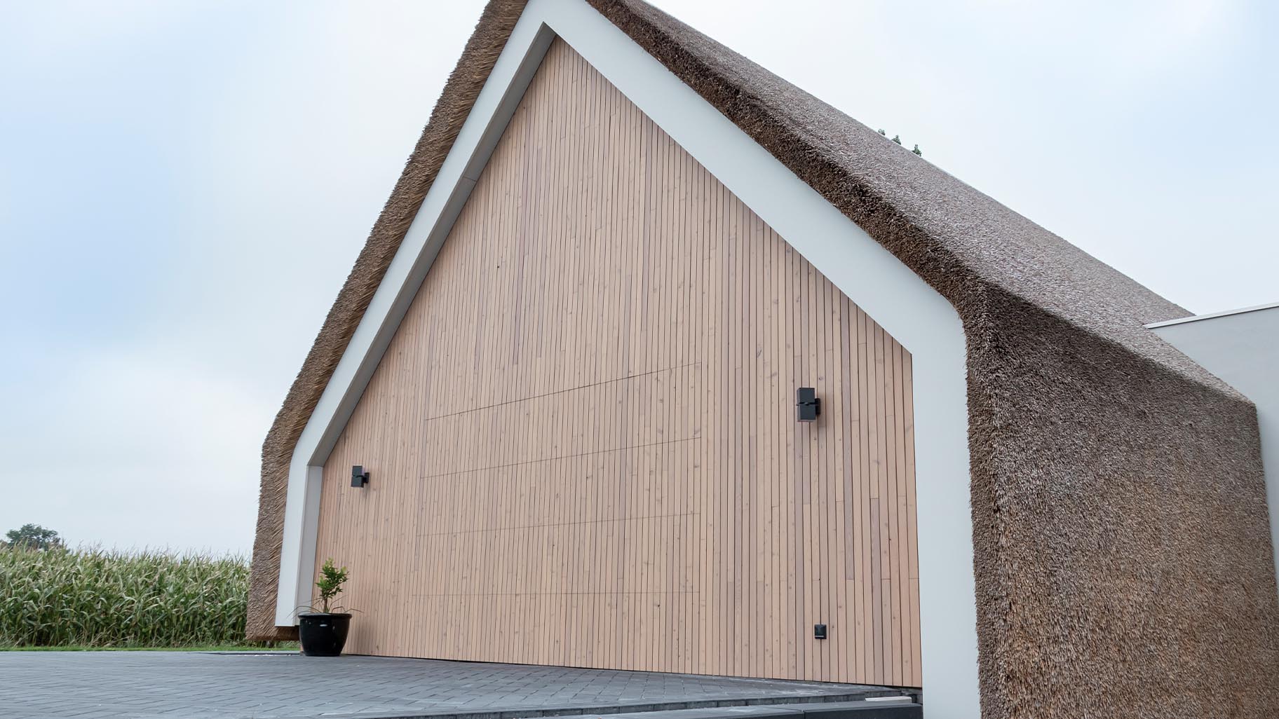 Sectionaaldeur bij schuurwoning