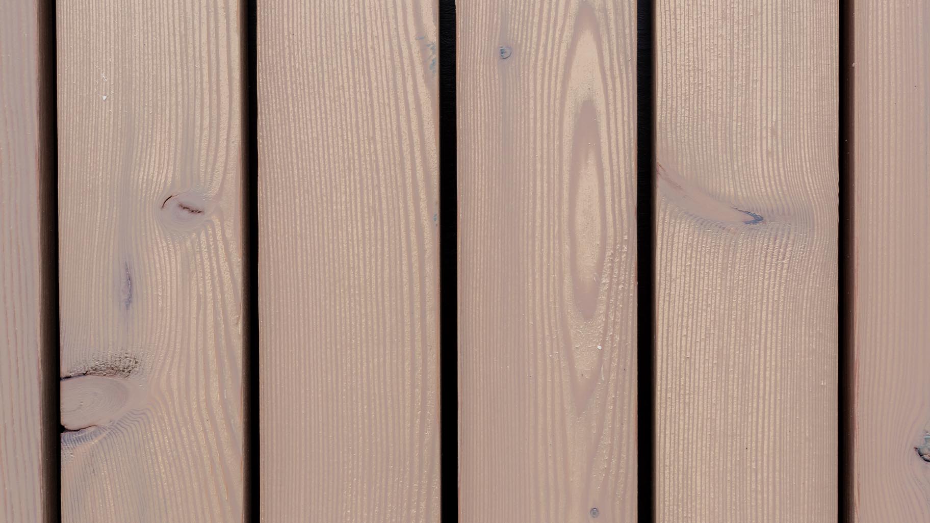 Detail van de houten sectionaaldeur met verticale latten