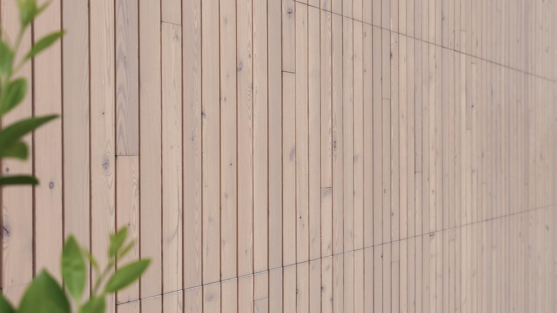 Detail van de houten sectionaaldeur met verticale latten