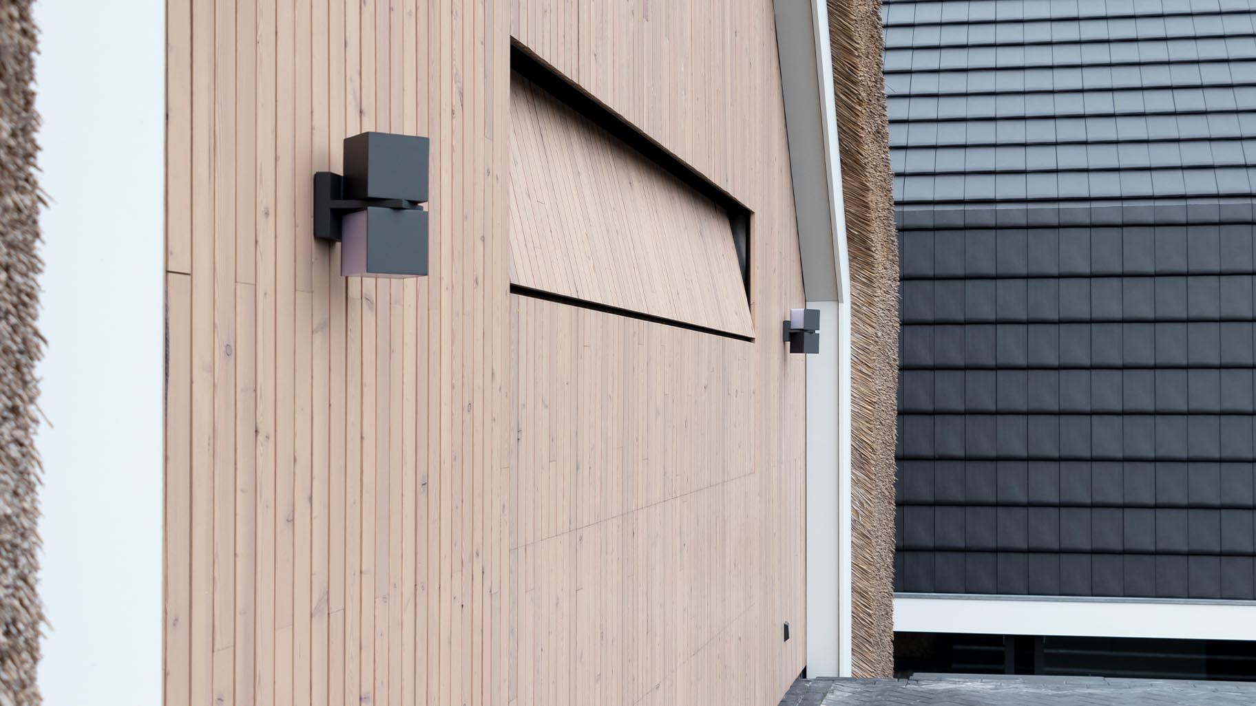 Detail van de houten sectionaaldeur met verticale latten