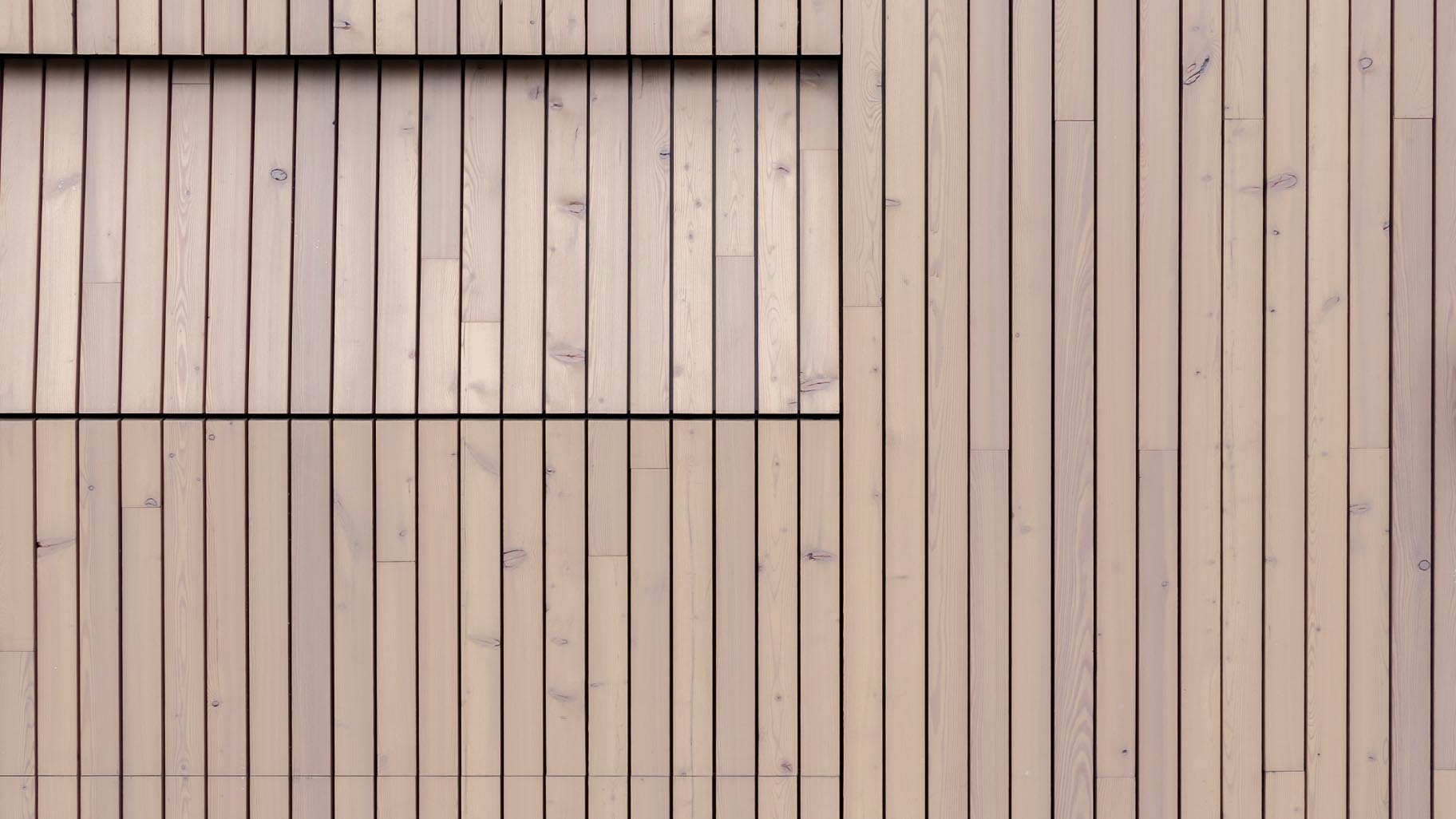 Detail van de houten sectionaaldeur met verticale latten