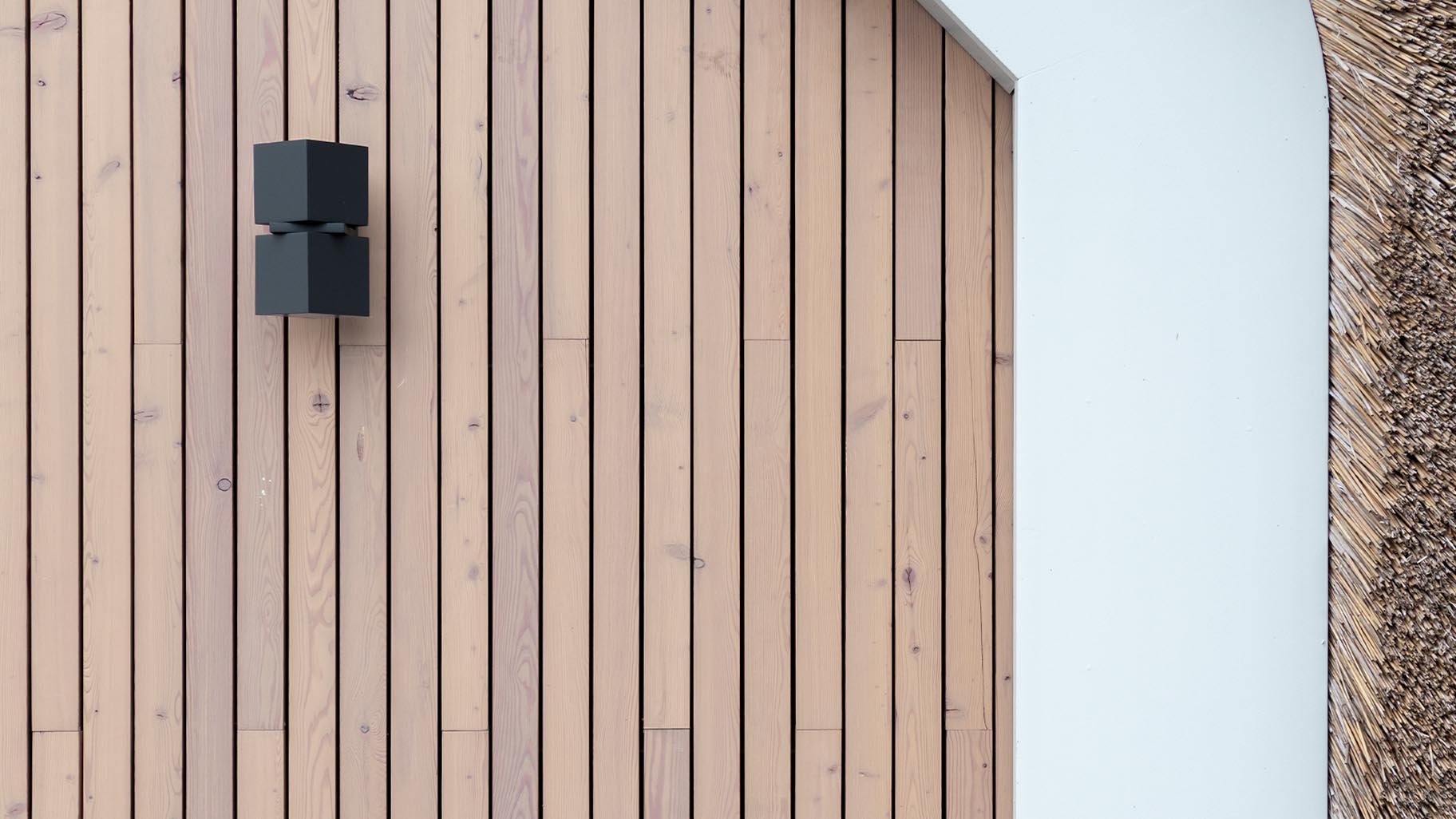 Detail van de houten sectionaaldeur met verticale latten