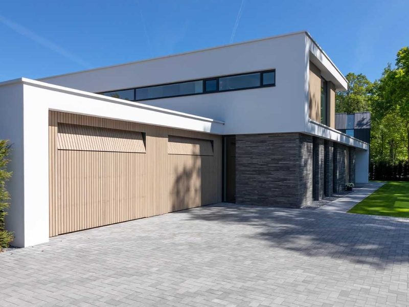 Garagedeuren geïntegreerd in een gevel