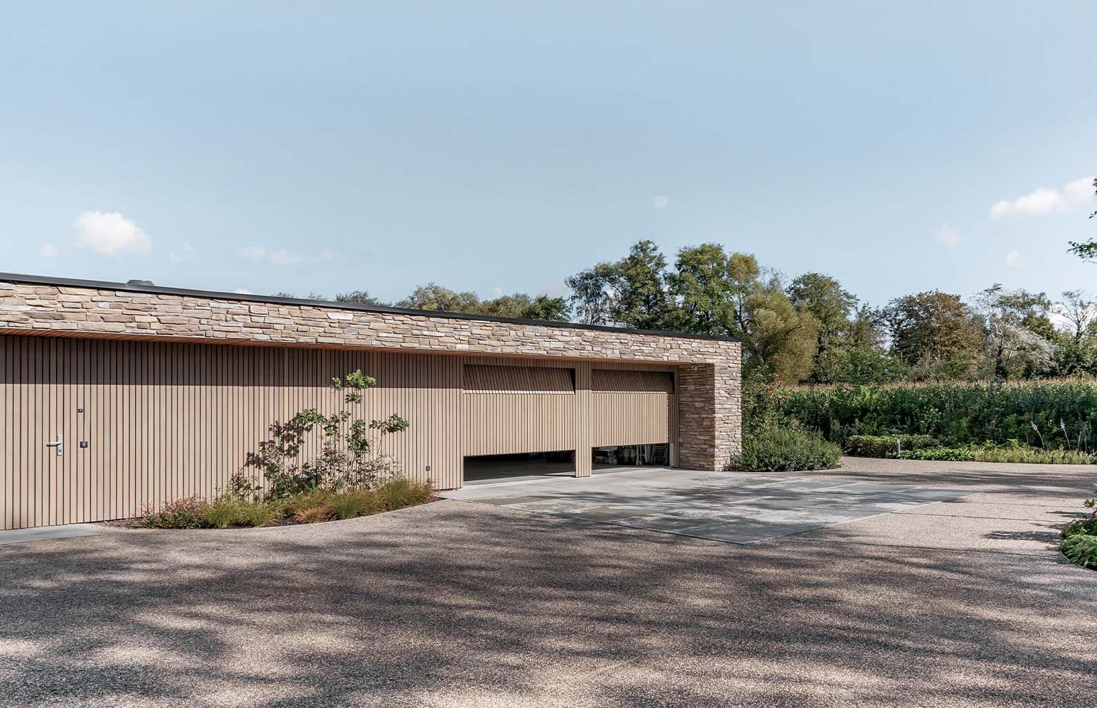 Garagedeuren geïntegreerd in de gevel