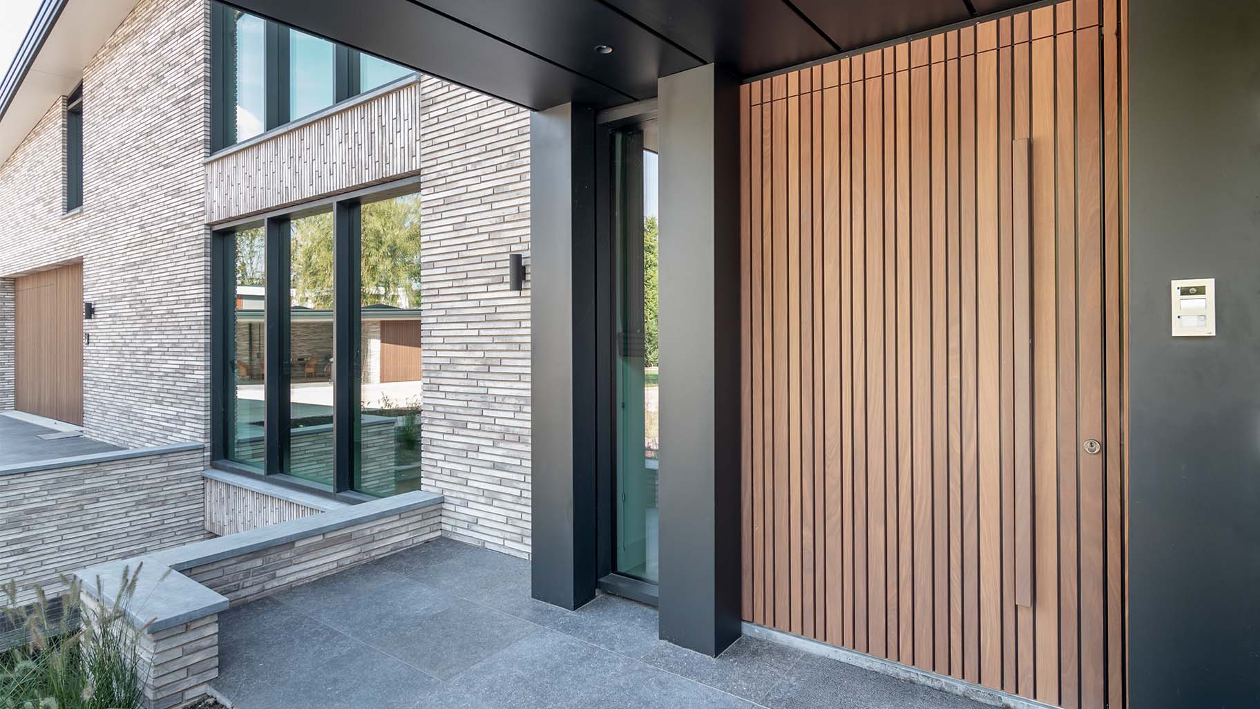 Houten taatsdeur als voordeur van een moderne woning