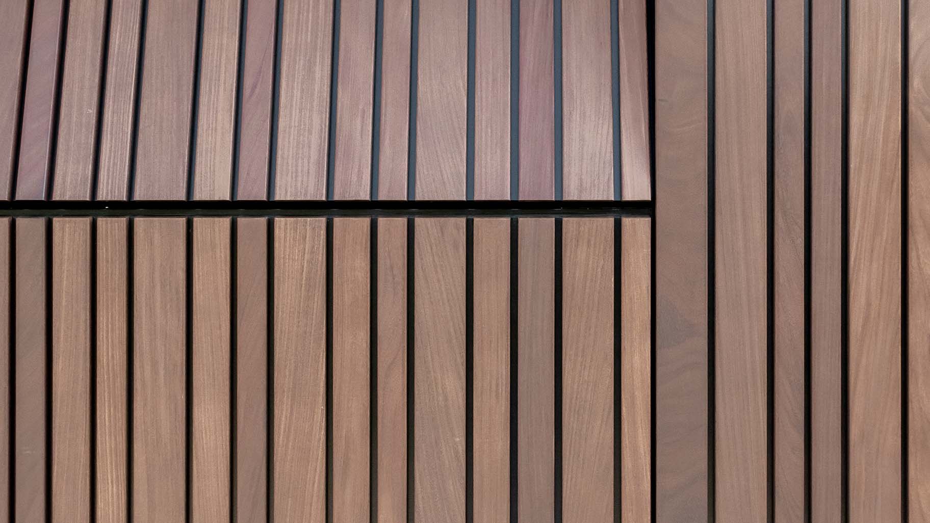 Houten garagedeuren met loopdeur, handig verwerkt in de voorgevel