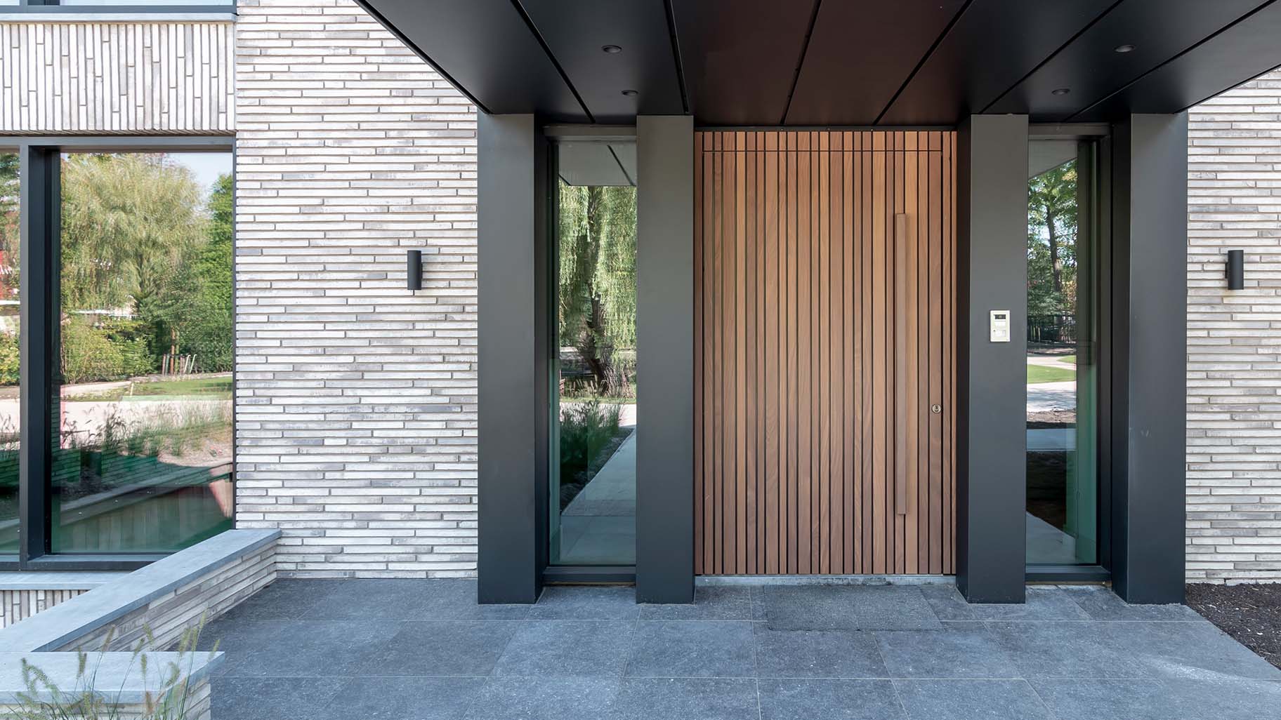 Houten taatsdeur als voordeur van een moderne woning