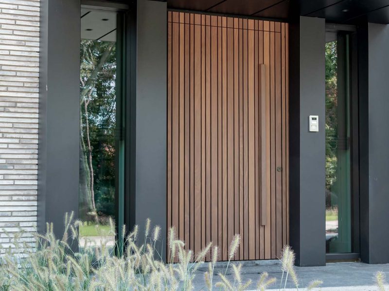 Houten taatsdeur als voordeur van een moderne woning