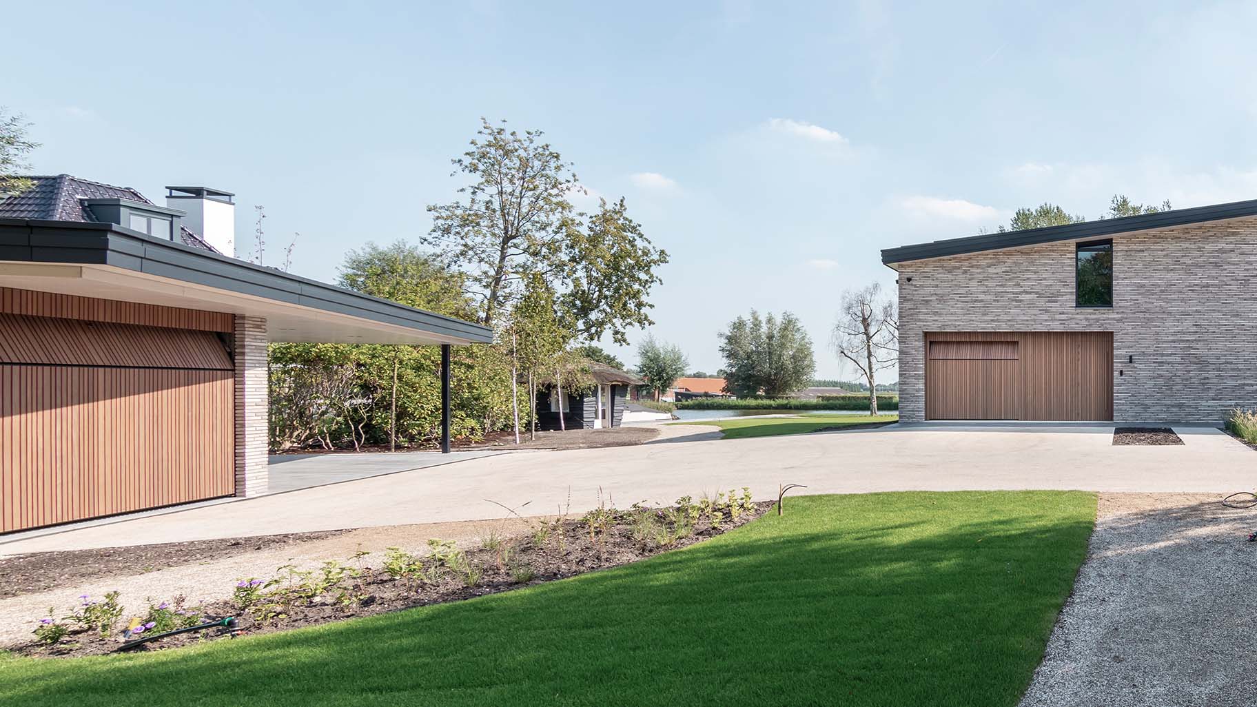 Houten taatsdeur en garagedeur geïntegreerd in de gevel