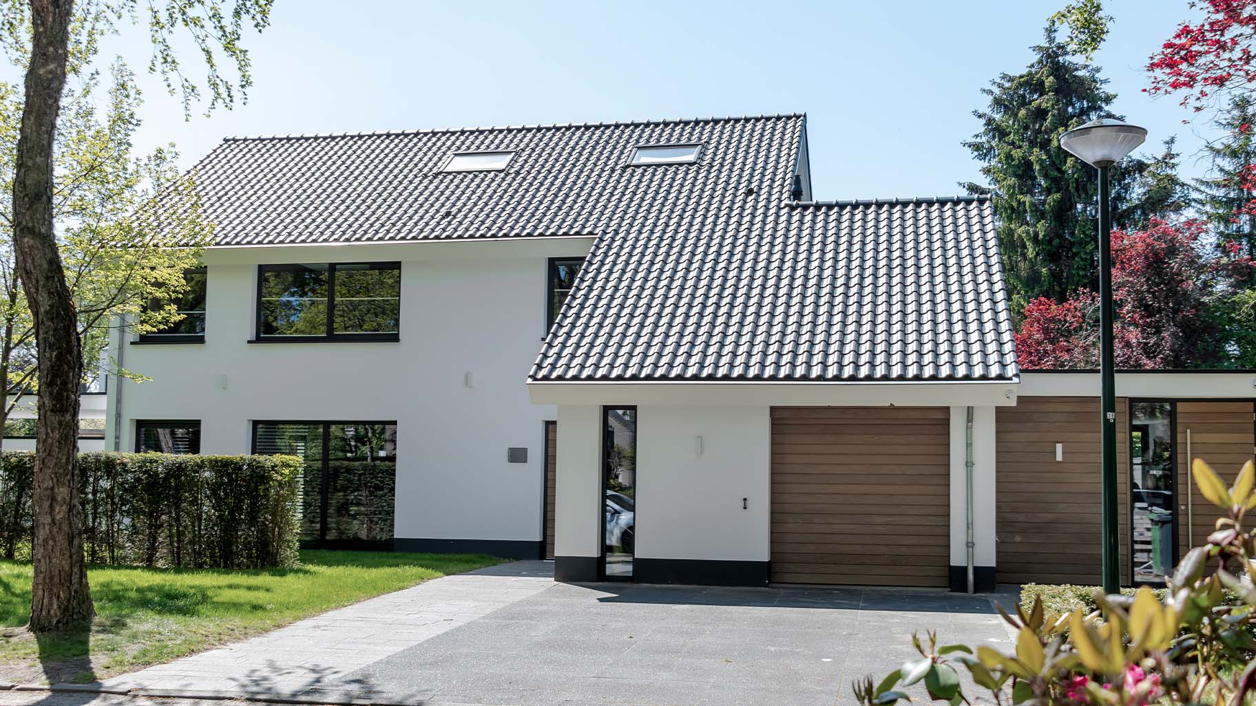 Afrormosia houten planken in garagedeur met rijke bruinrode kleur en opvallende vlamtekening