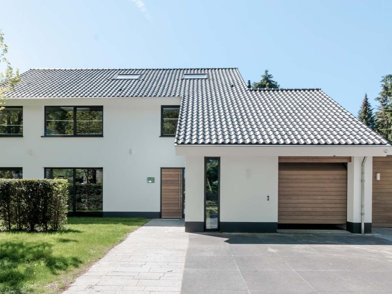 Jaren '70 villa met Afrormosia houten voordeur die een warme en luxe uitstraling geven