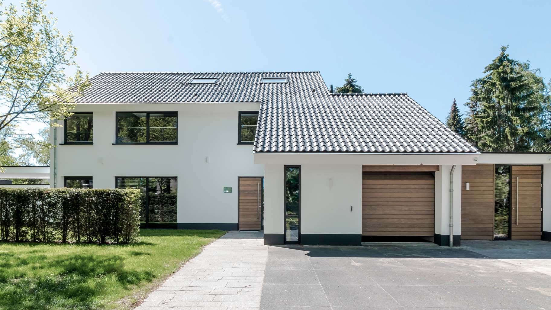 Houten garagedeur bij bestaande woning