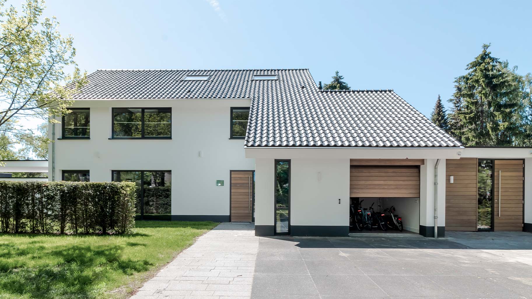 Jaren '70 villa met Afrormosia houten voordeur die een warme en luxe uitstraling geven