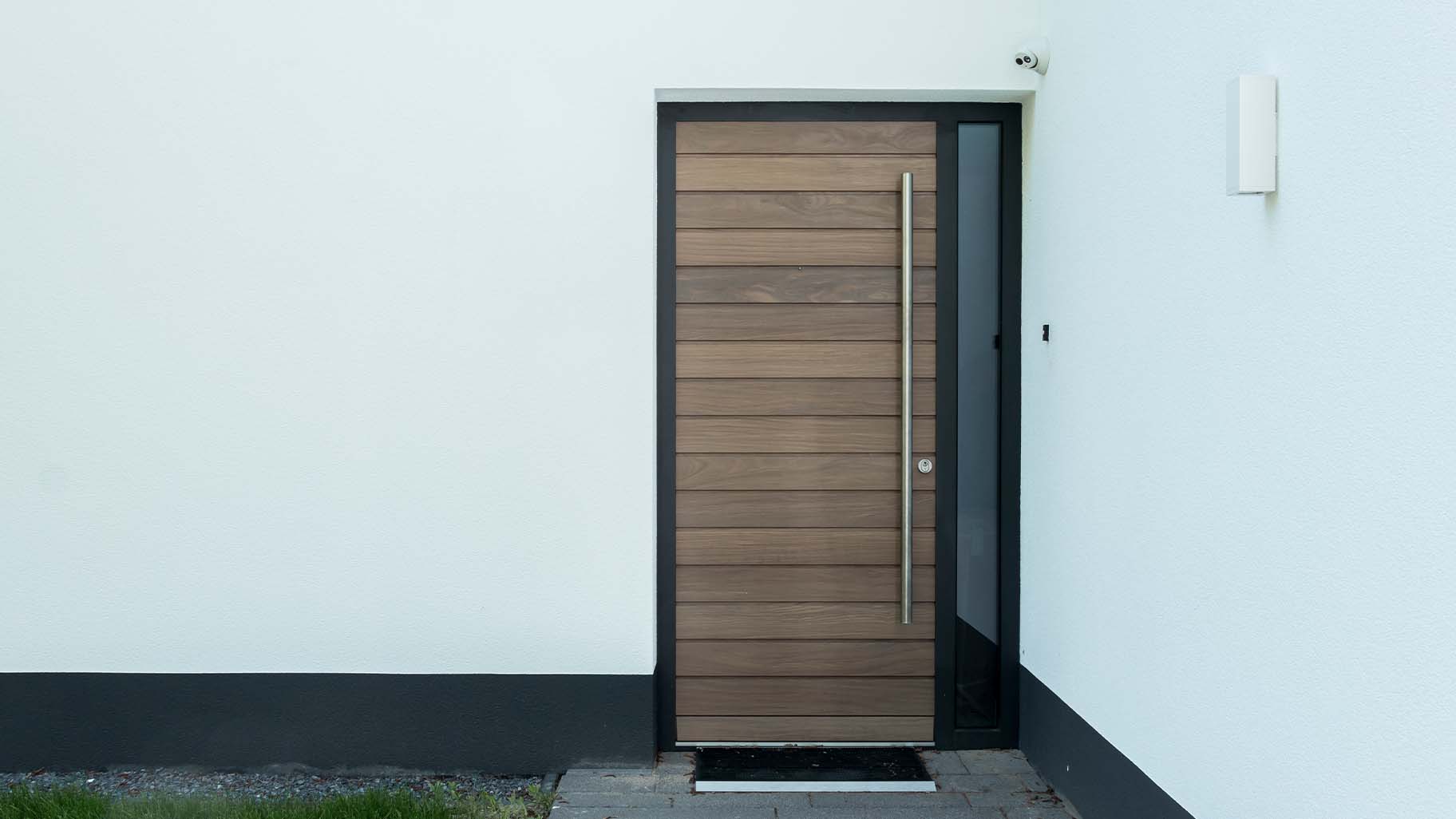 Jaren '70 villa met Afrormosia houten voordeur die een warme en luxe uitstraling geven