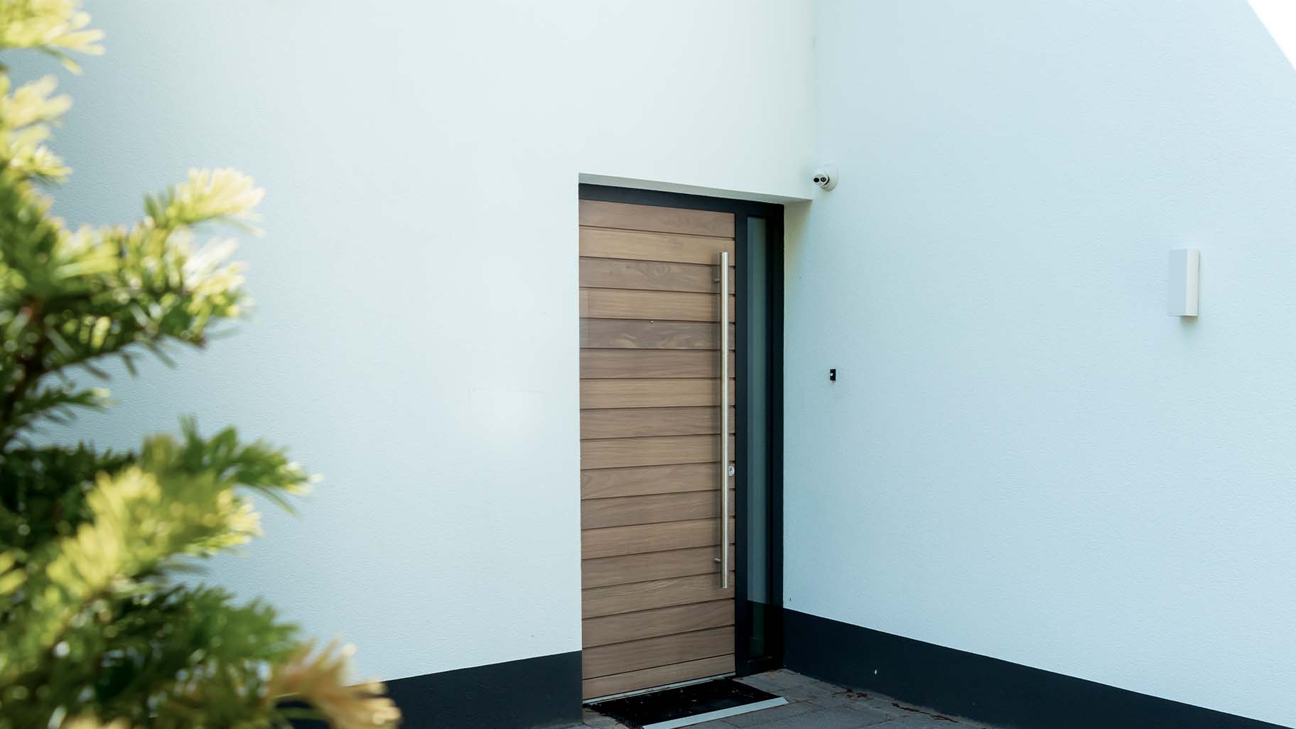 Jaren '70 villa met Afrormosia houten voordeur die een warme en luxe uitstraling geven