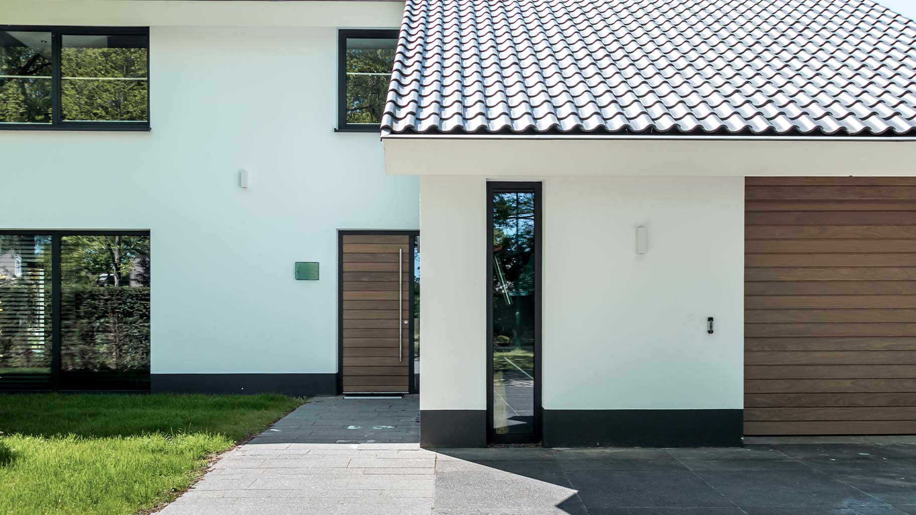 Jaren '70 villa met Afrormosia houten voordeur die een warme en luxe uitstraling geven