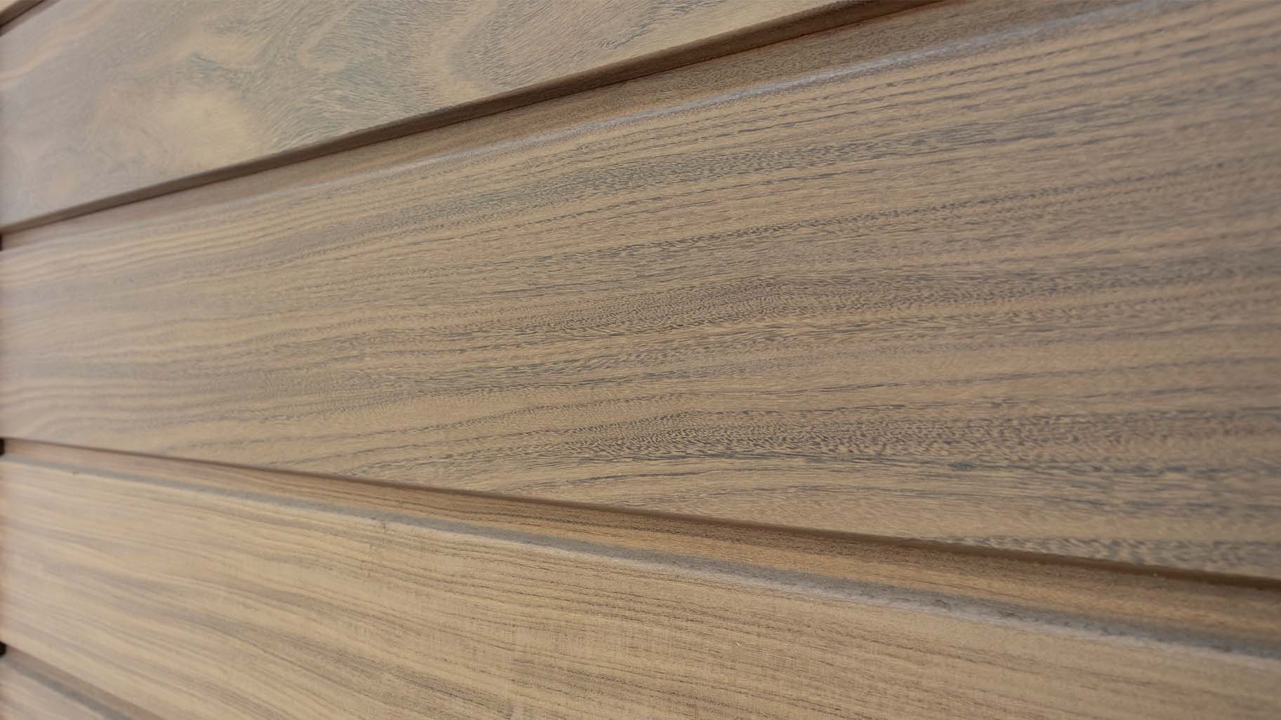 Afrormosia houten planken in garagedeur met rijke bruinrode kleur en opvallende vlamtekening