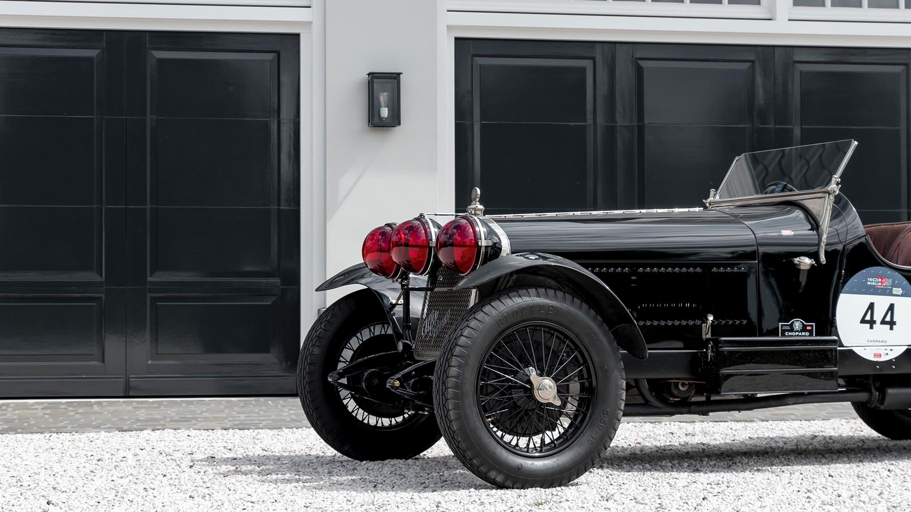 Houten sectionaaldeuren met een klassieke oldtimer geparkeerd in de garage