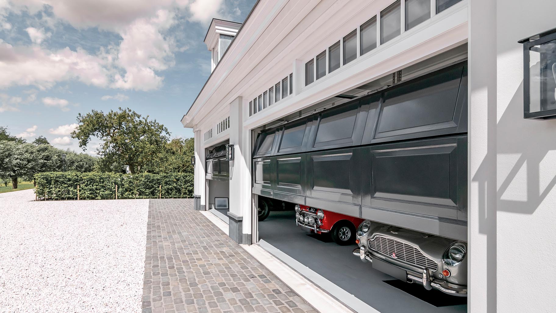 Klassieke woning met traditionele sectionaaldeuren in klassiek moderne stijl