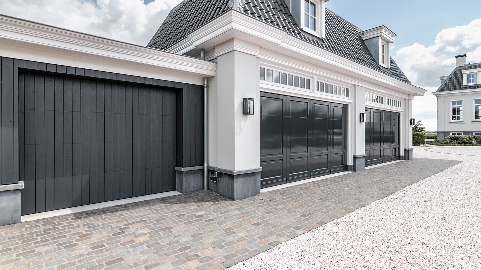 Klassieke woning met traditionele sectionaaldeuren in klassiek moderne stijl