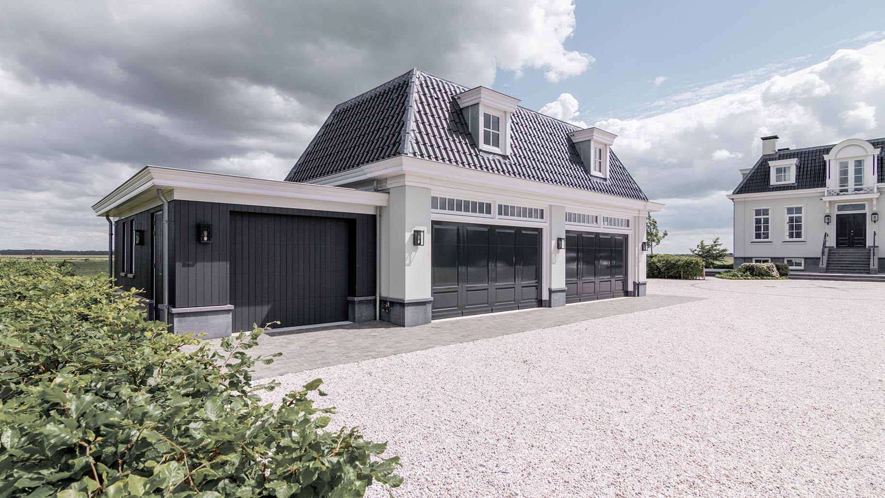 Klassieke woning met traditionele sectionaaldeuren in klassiek moderne stijl