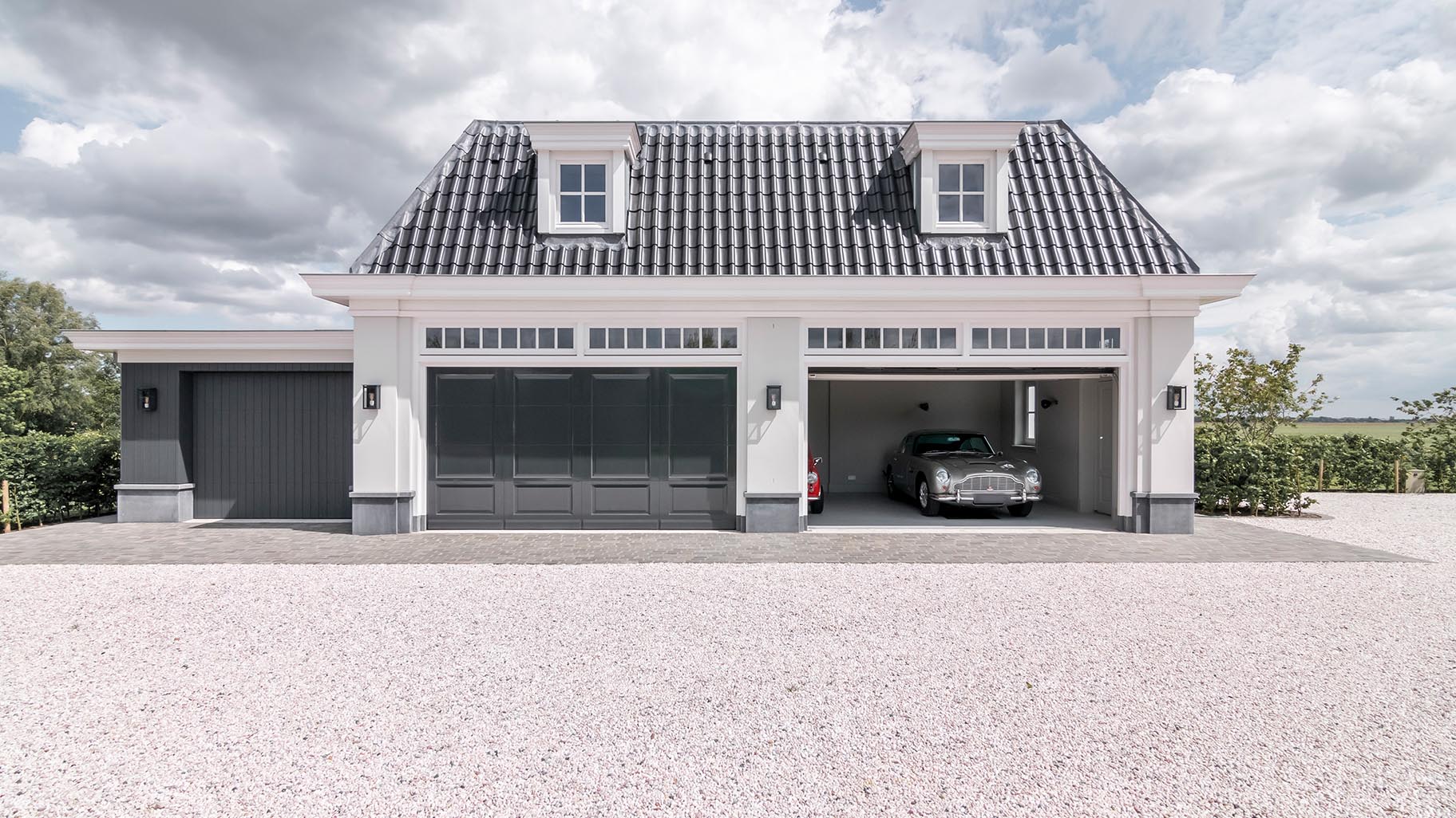 Landgoed met villa en garage met drie houten sectionaaldeuren