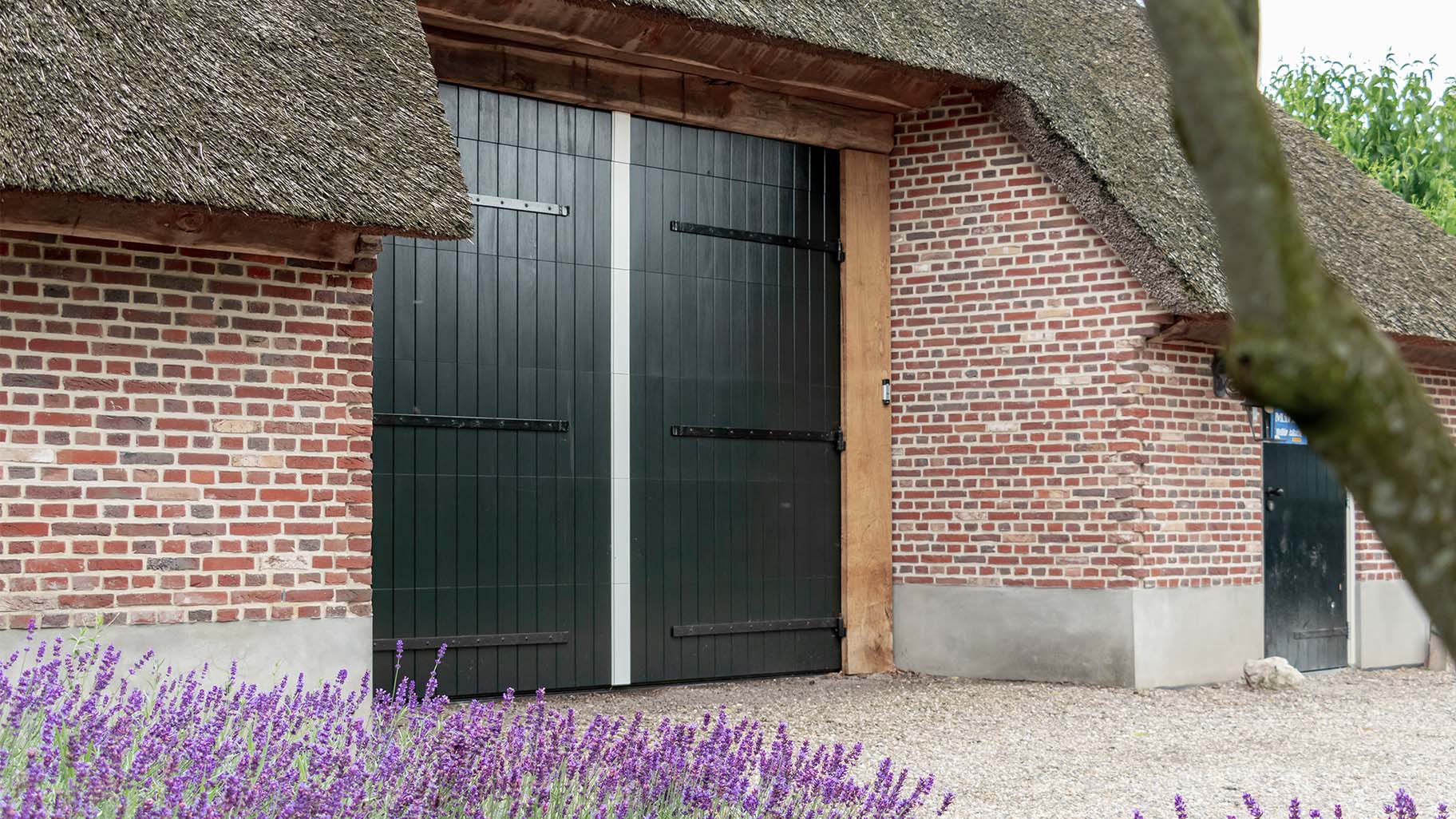 Close-up van houten garagedeur van landelijk huis met donkere houtkleur