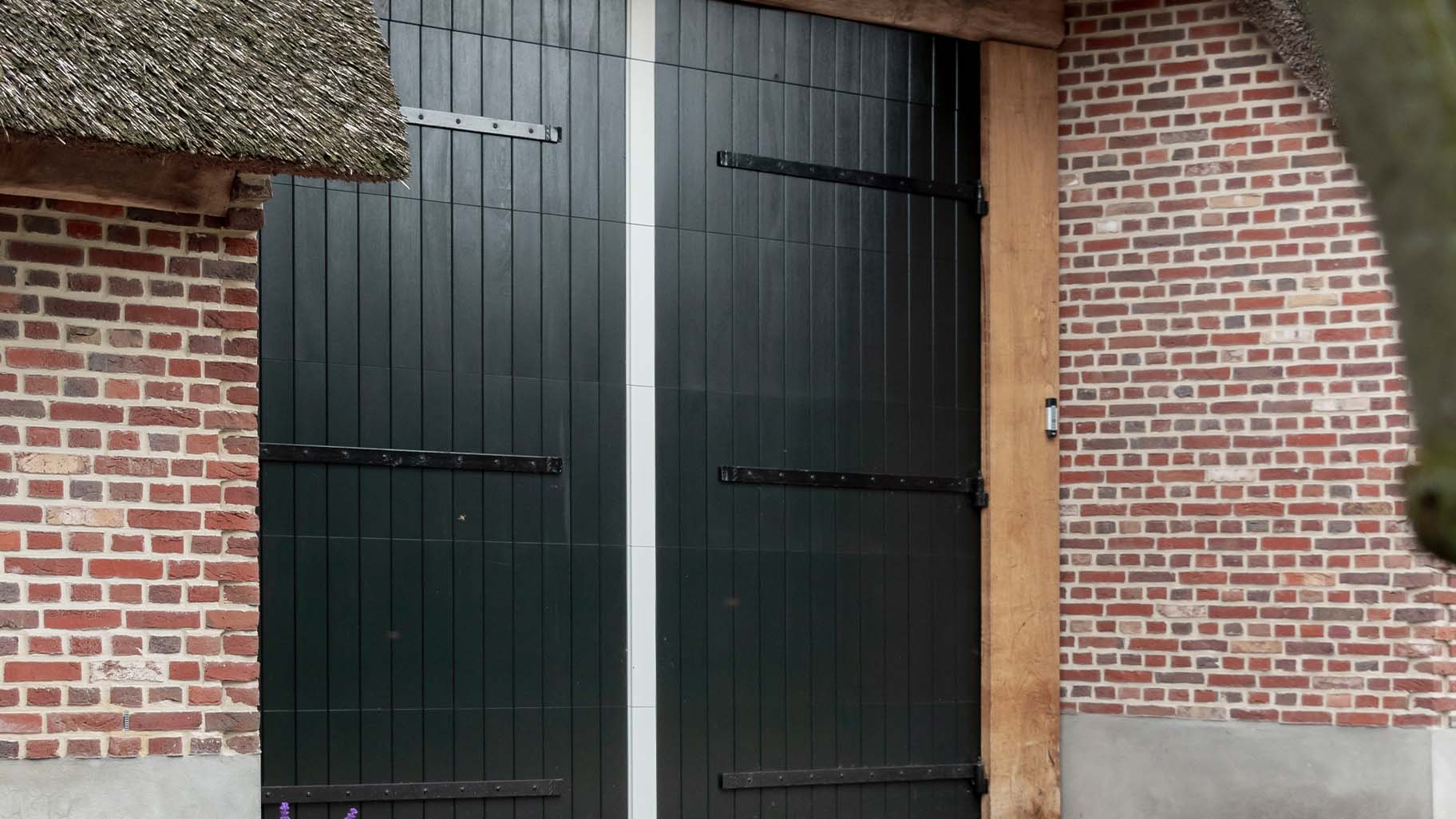 Close-up van houten garagedeur van landelijk huis met donkere houtkleur