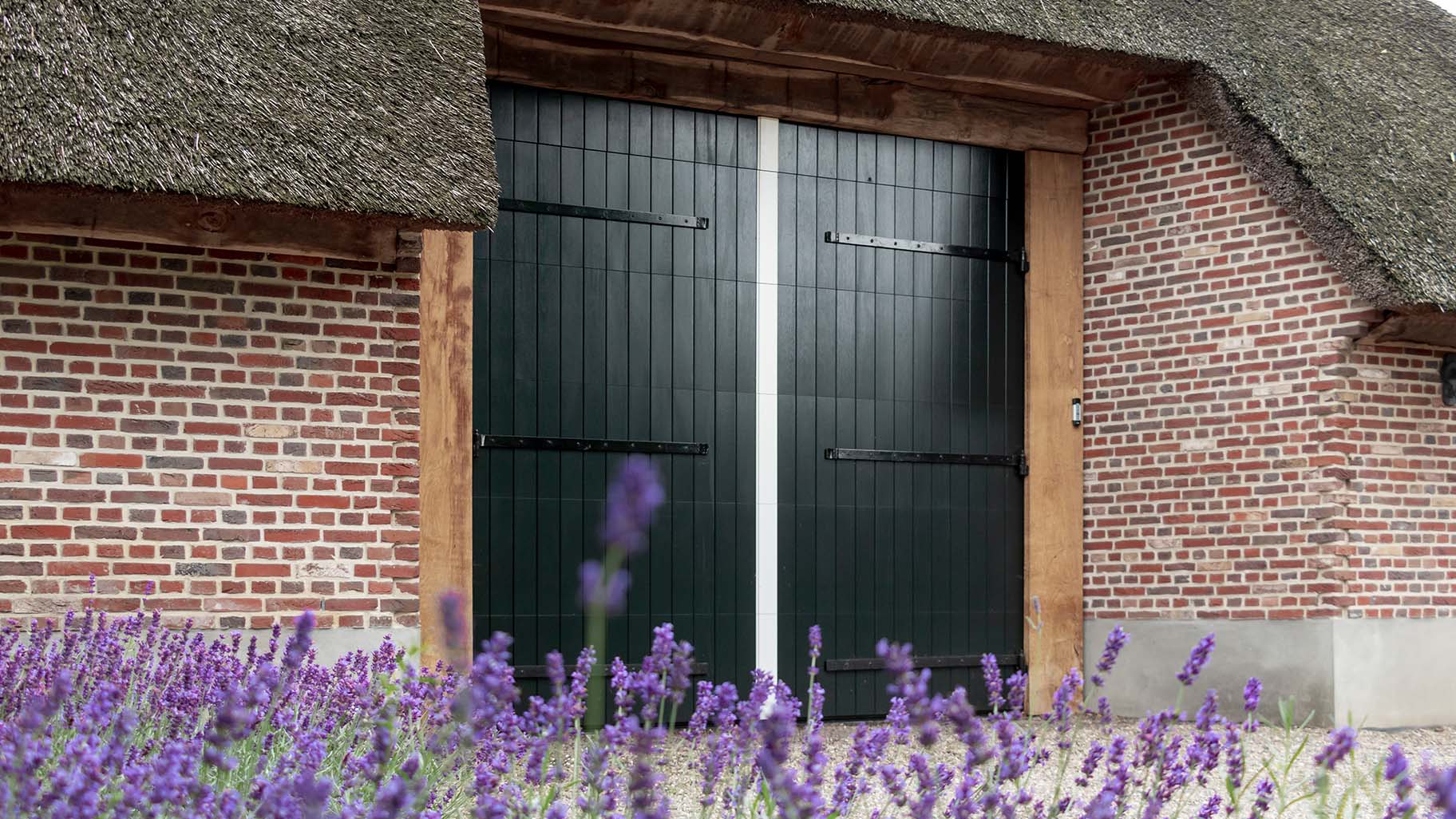 Close-up van houten garagedeur van landelijk huis met donkere houtkleur