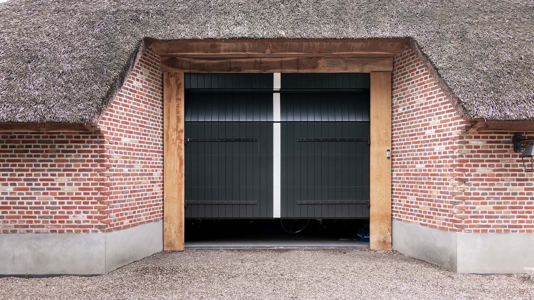 Different Doors houten sectionaaldeur met uitstraling van openslaande garagedeur in boerderijschuur