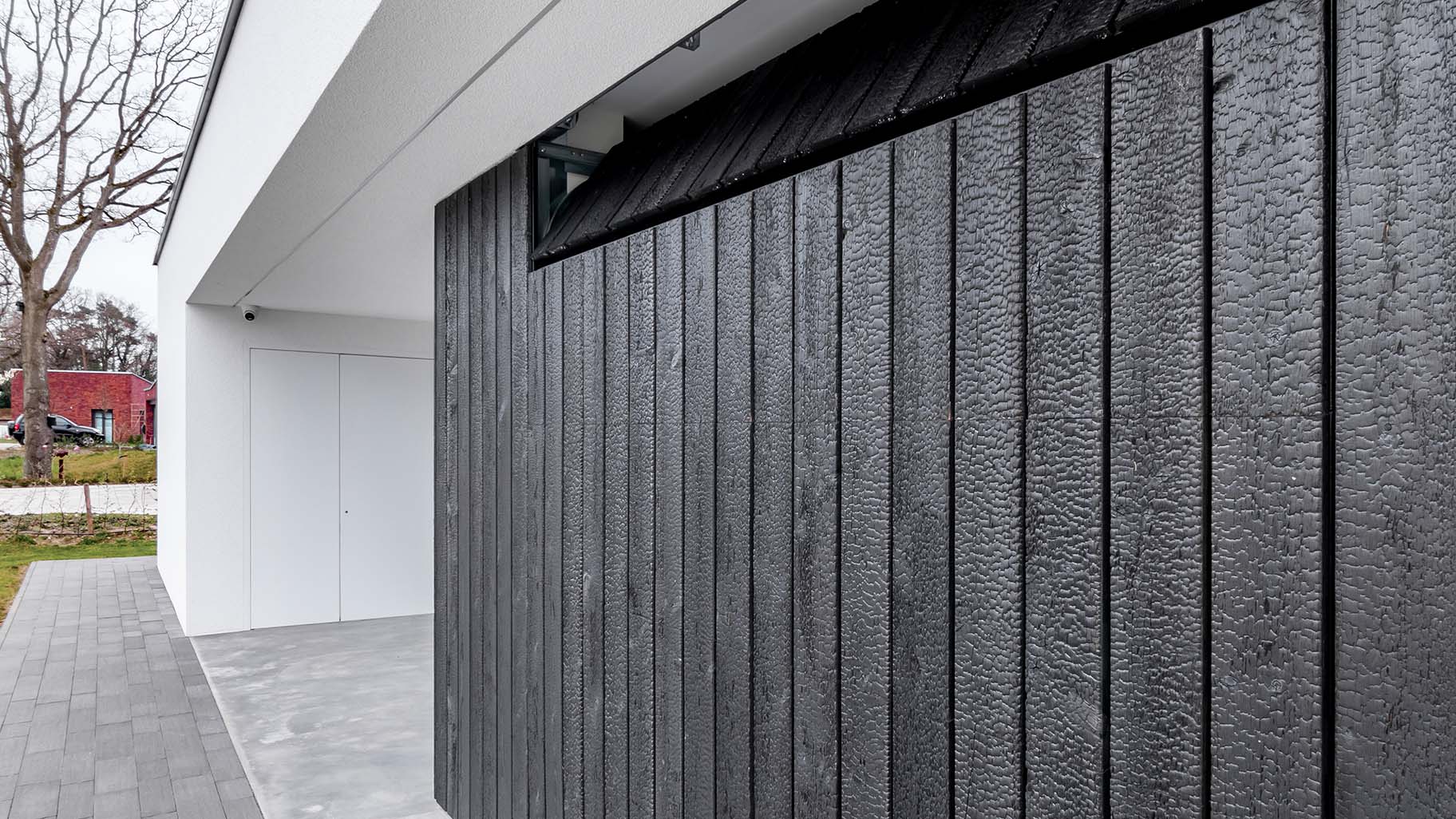 Different Doors garagedeur en voordeur van Shou Sugi Ban hout