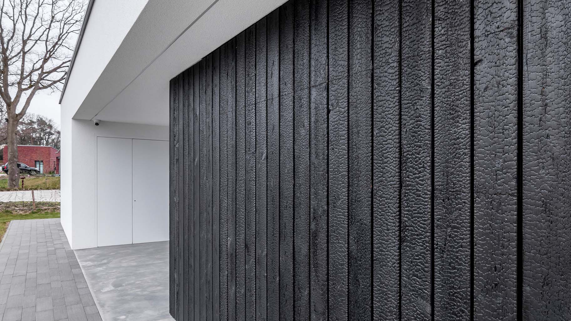 Different Doors garagedeur en voordeur van Shou Sugi Ban hout
