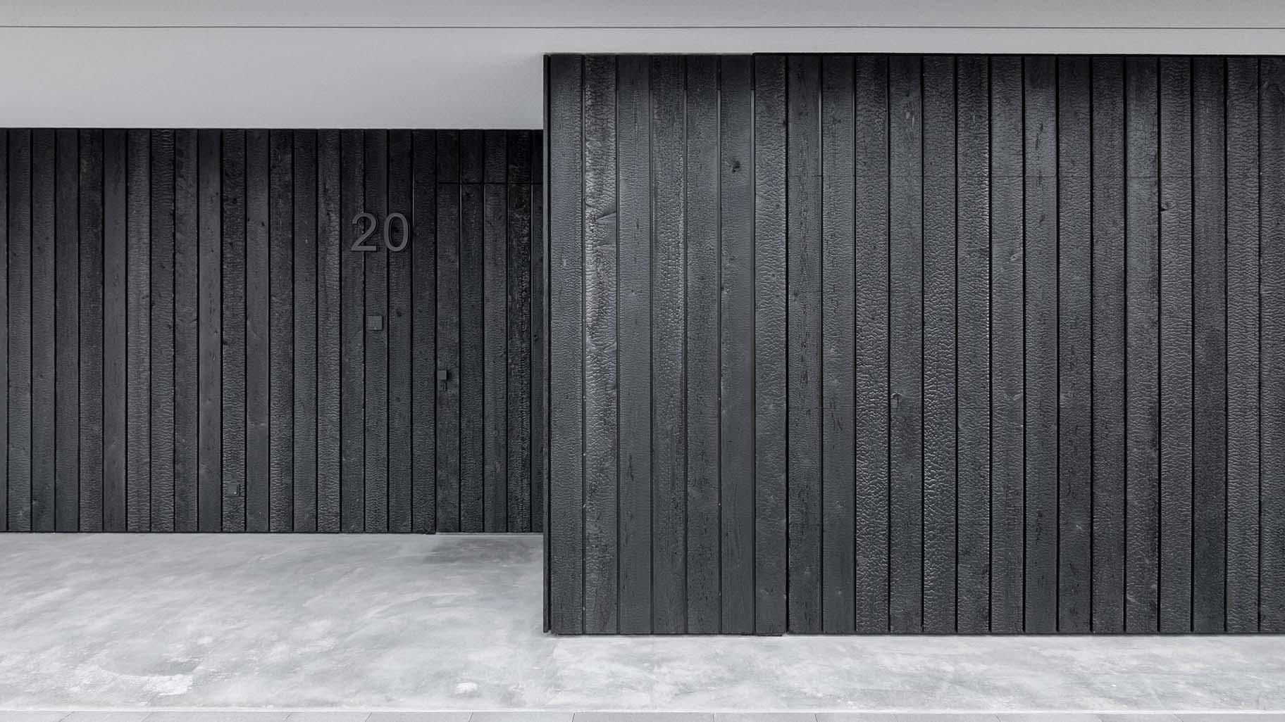 Different Doors garagedeur en voordeur van Shou Sugi Ban hout
