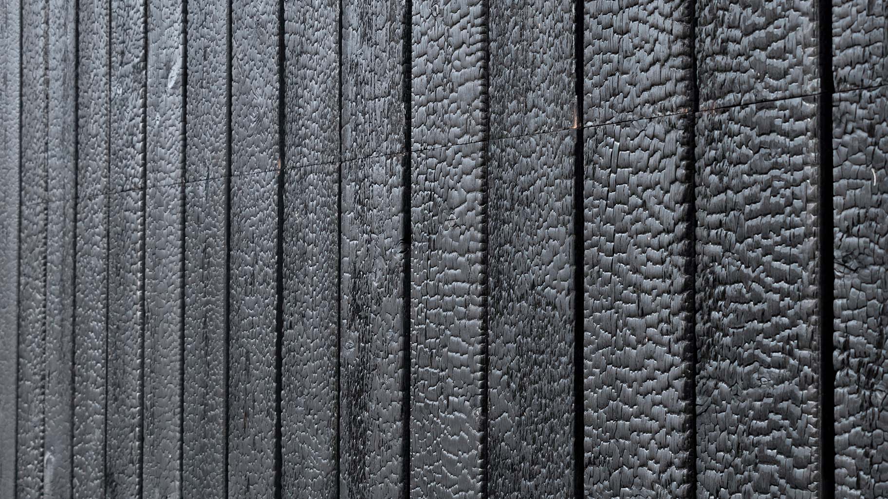 Shou Sugi Ban hout van dichtbij met zwarte, geblakerde textuur
