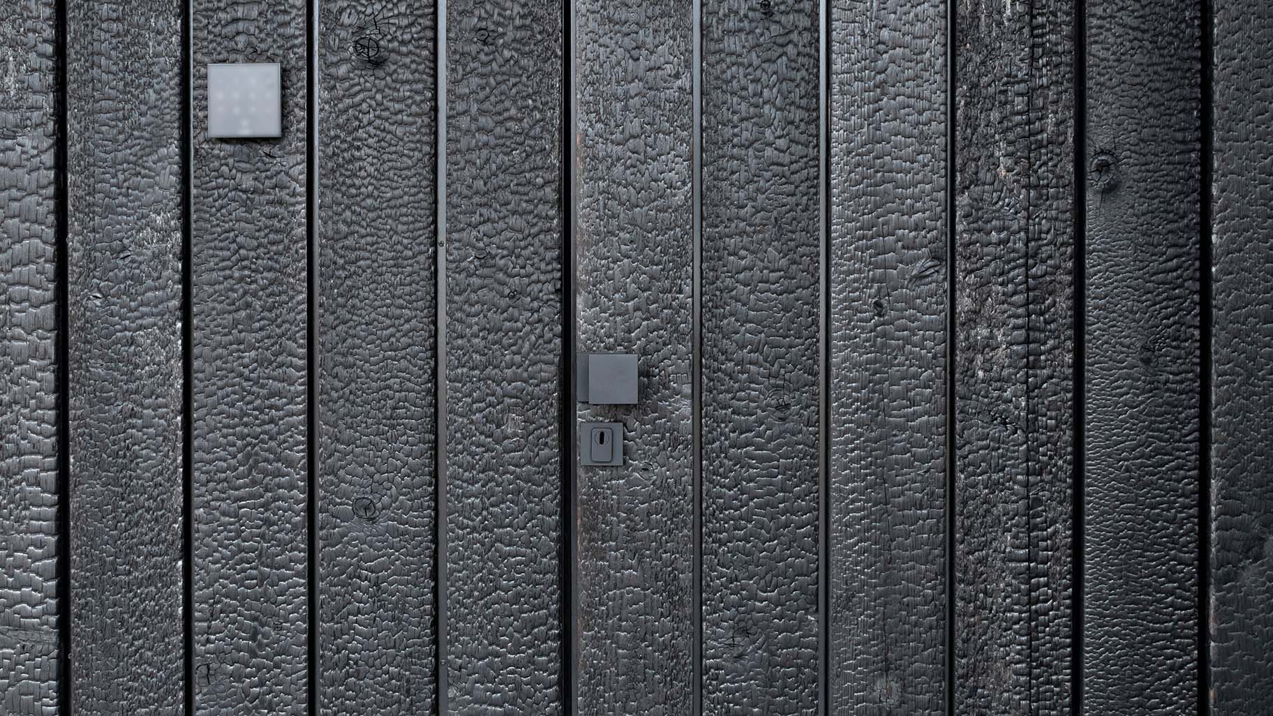 Shou Sugi Ban hout van dichtbij met zwarte, geblakerde textuur