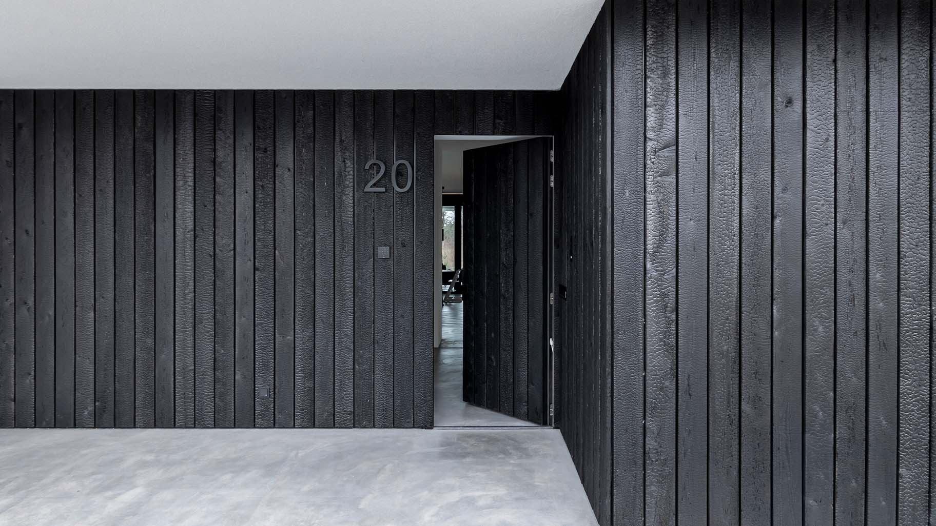 Different Doors garagedeur en voordeur van Shou Sugi Ban hout