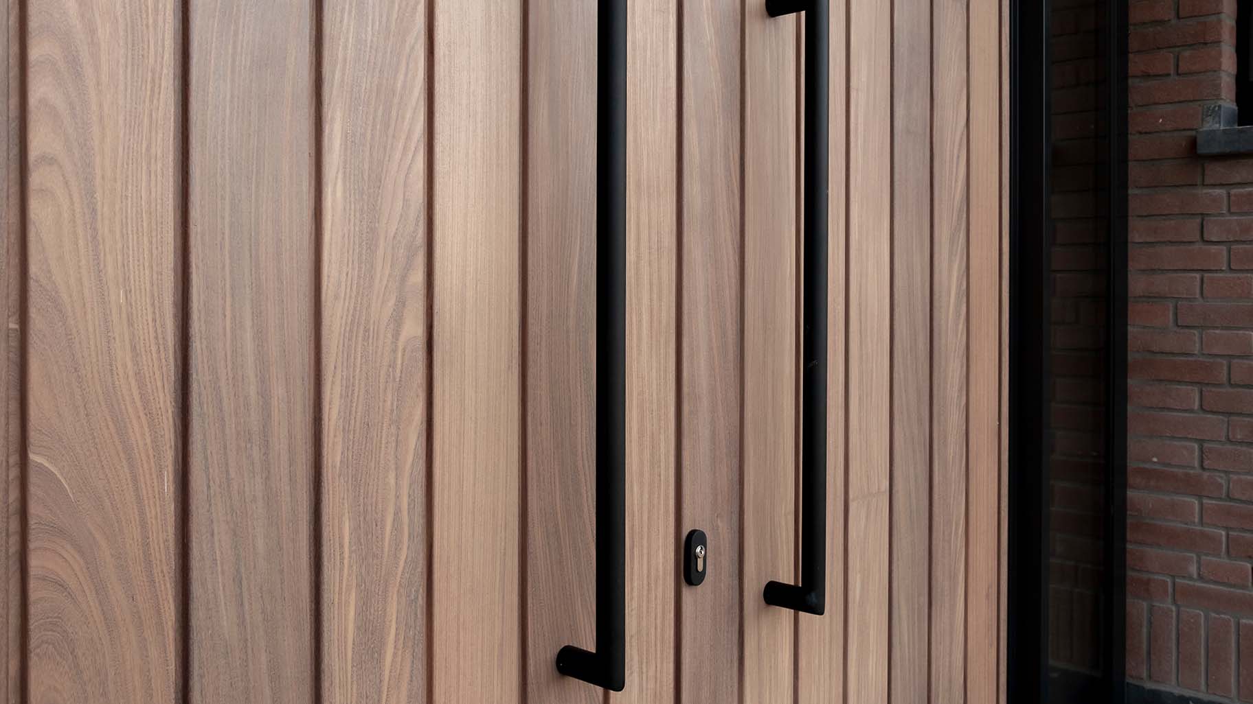 Moderne villa met Afrormosia houten deuren, passend bij de gevel en woning