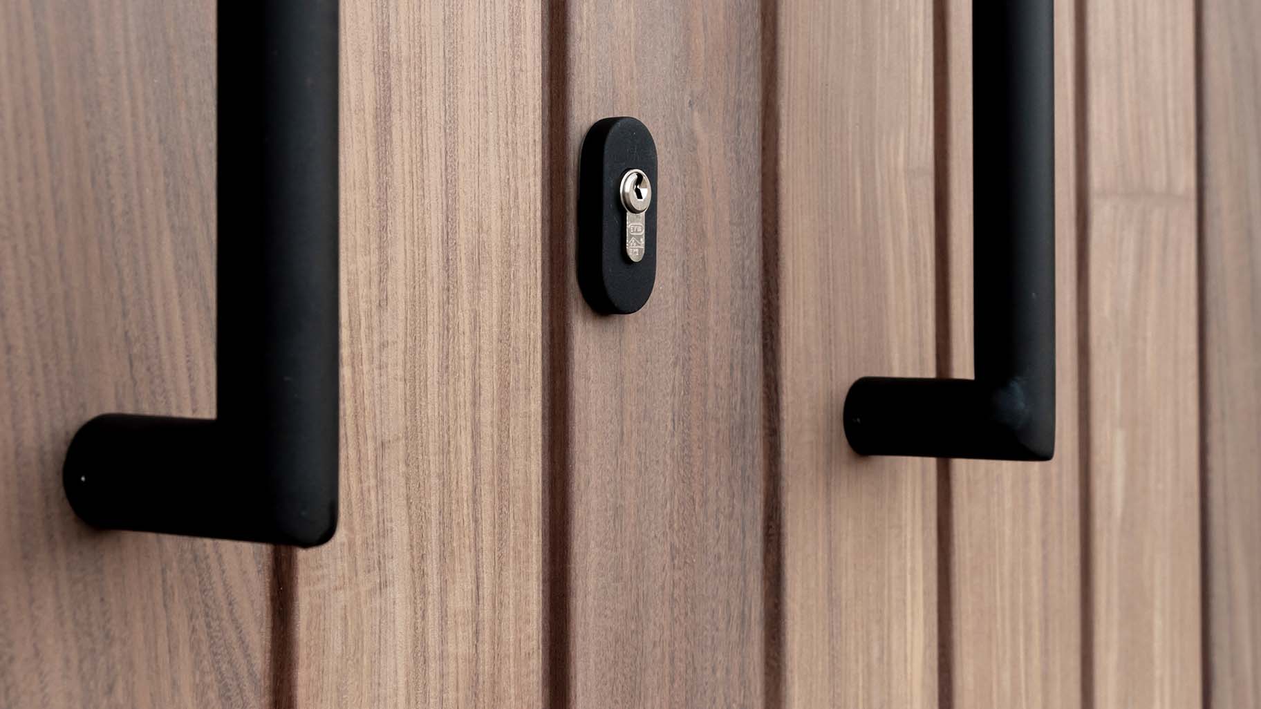 Moderne villa met Afrormosia houten deuren, passend bij de gevel en woning