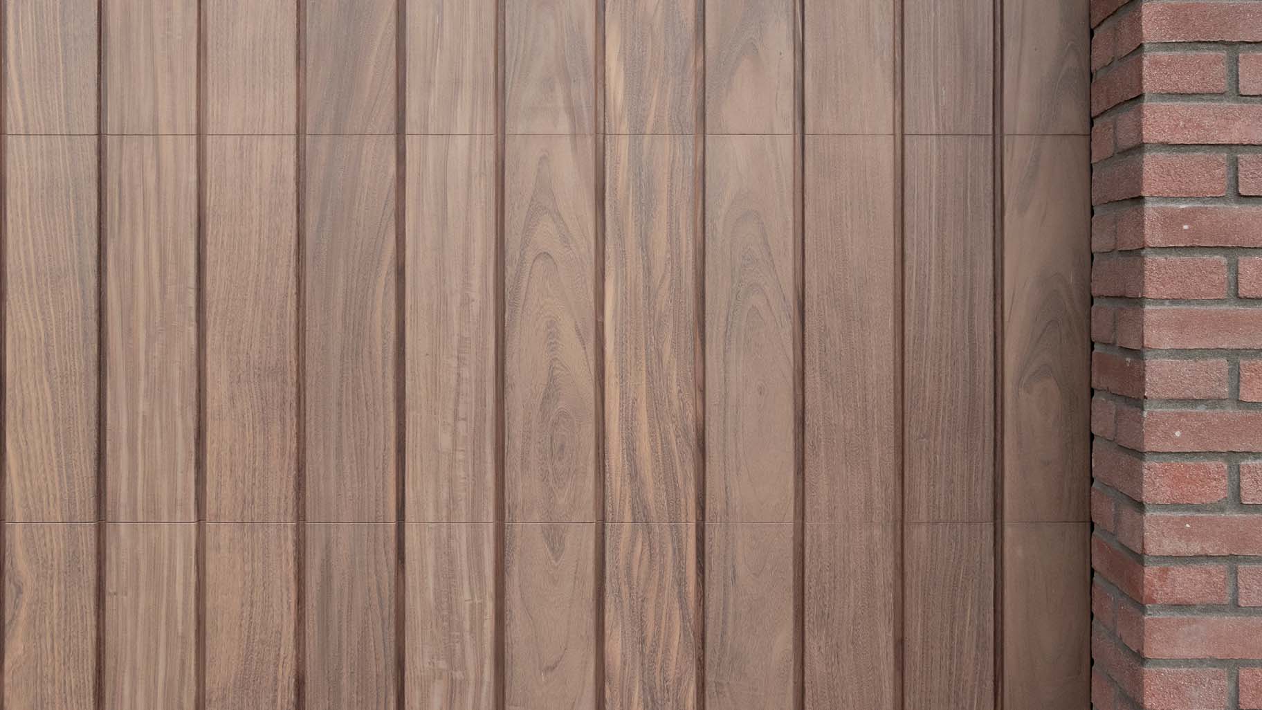 Moderne villa met Afrormosia houten deuren, passend bij de gevel en woning