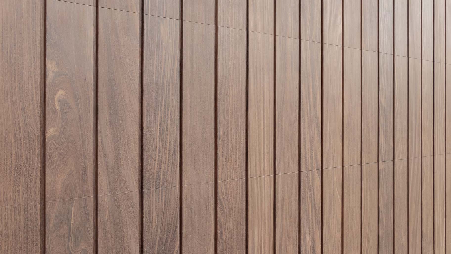 Moderne villa met Afrormosia houten deuren, passend bij de gevel en woning