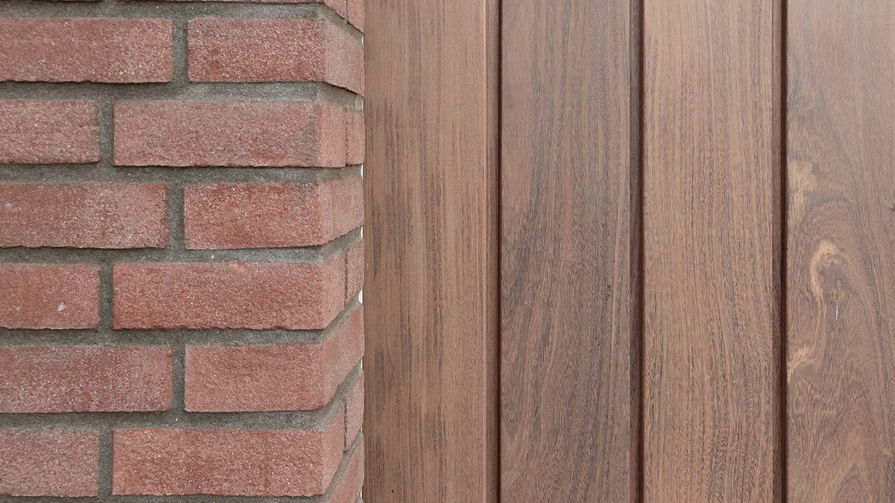 Moderne villa met Afrormosia houten deuren, passend bij de gevel en woning