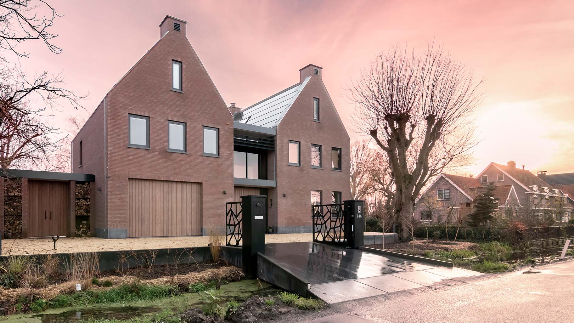 Villa aan de Vinkeveense Plassen met Afrormosia houten garagedeur en dubbele voordeur