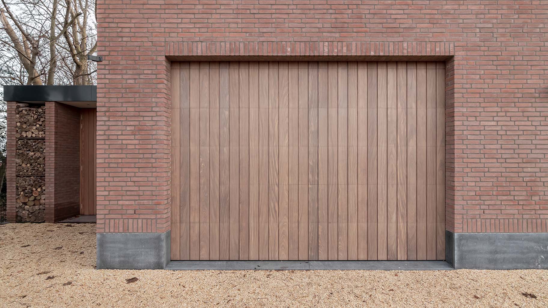 Villa aan de Vinkeveense Plassen met Afrormosia houten garagedeur en dubbele voordeur