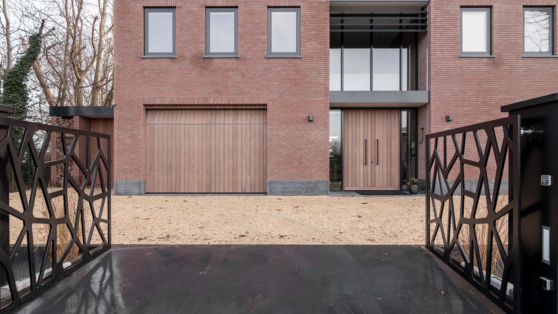Different Doors Afrormosia houten garagedeur en dubbele voordeur in aluminium kozijn