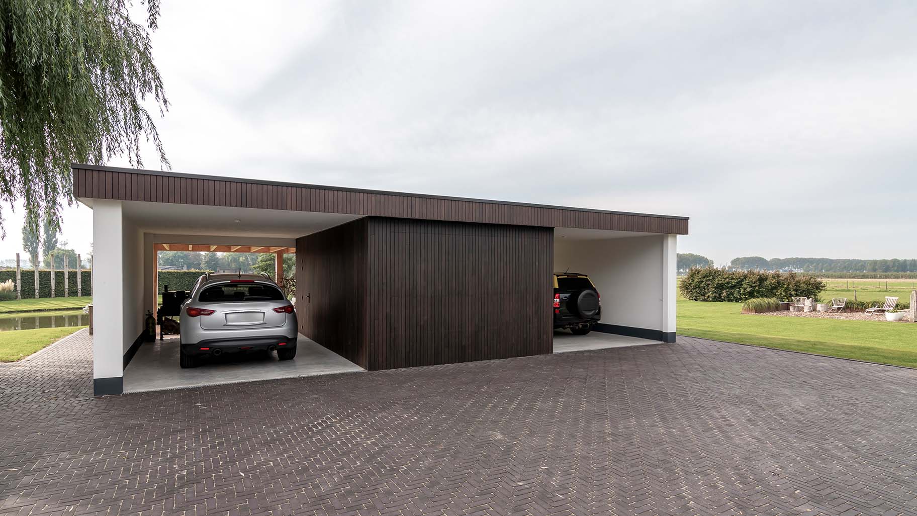 Bamboe houten sectionaaldeur geïntegreerd in de garage voor een strakke en natuurlijke uitstraling