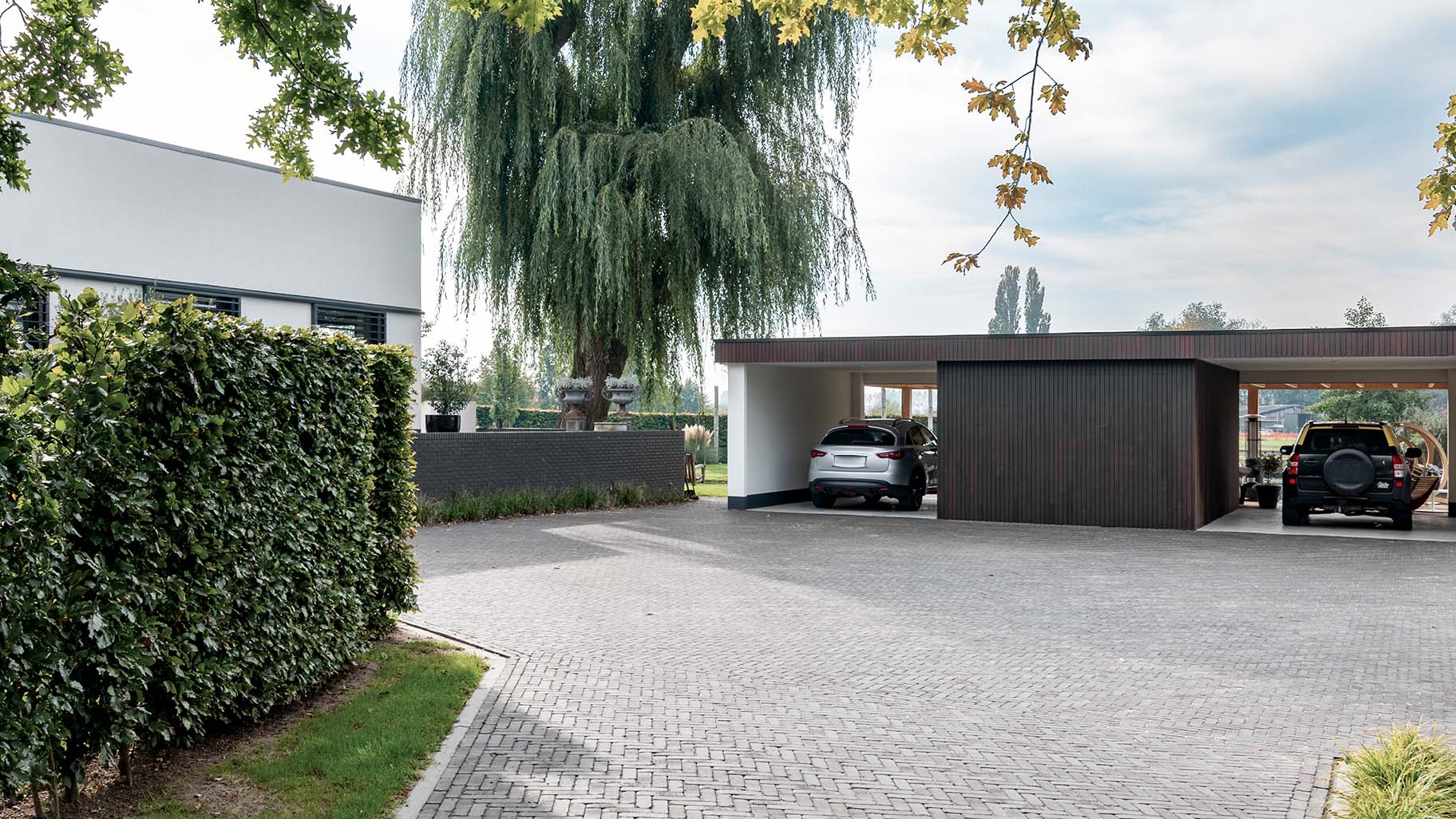 Different Doors verticale sectionaaldeur van duurzaam bamboe hout