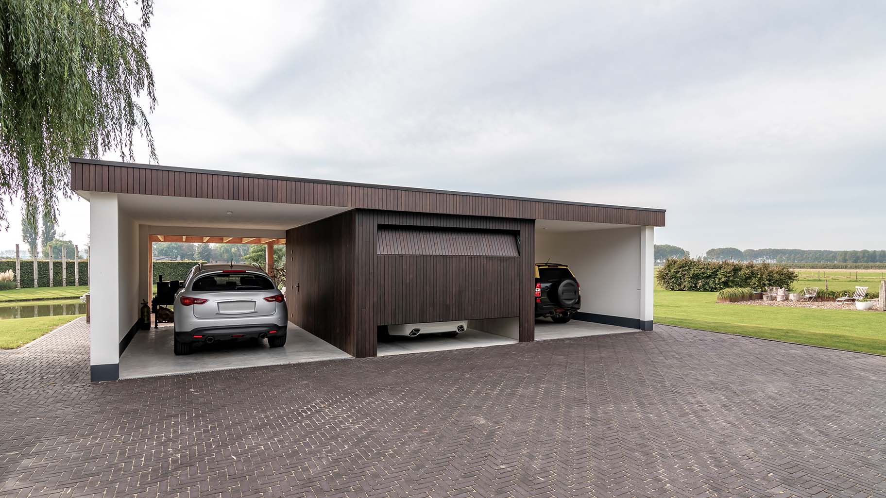 Different Doors verticale sectionaaldeur van duurzaam bamboe hout